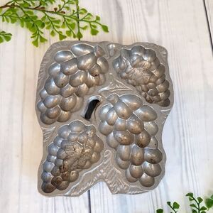 Wilton Vintage Grape Cluster Mold 7.5" X 6"